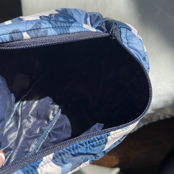 Anorak blue camouflage puffer cosmetics travel case with handle - Picture 5 of 6